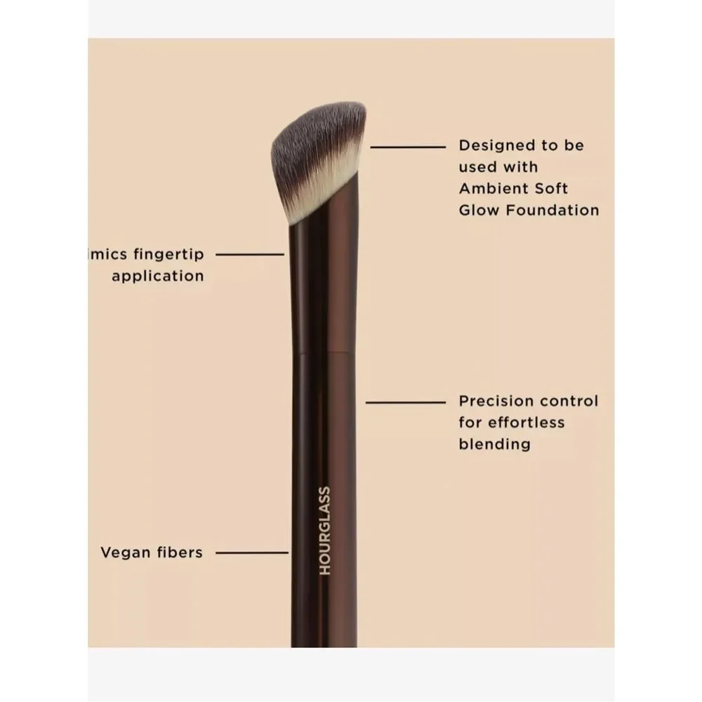 HOURGLASS Ambient Soft Glow Foundation Brush